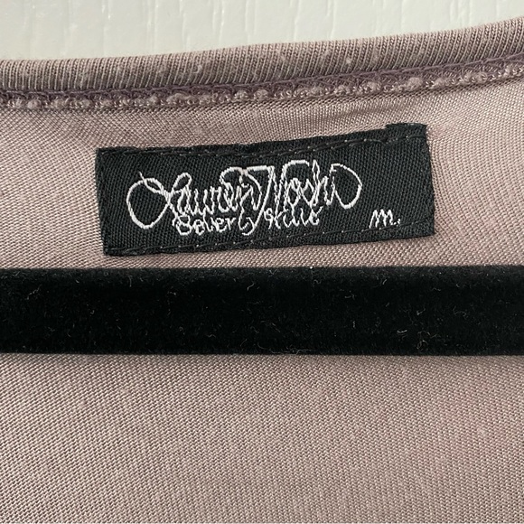 Lauren Moshi taupe v-neck tee with leopard cat graphic - Picture 4 of 5